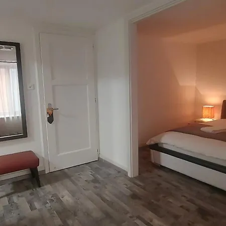 Les Touristes Szálloda *