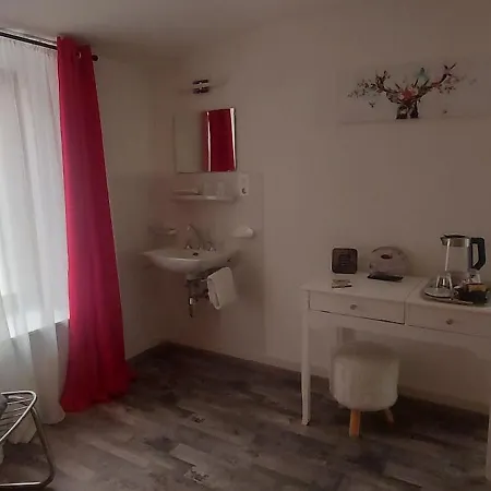 Les Touristes Hotel *