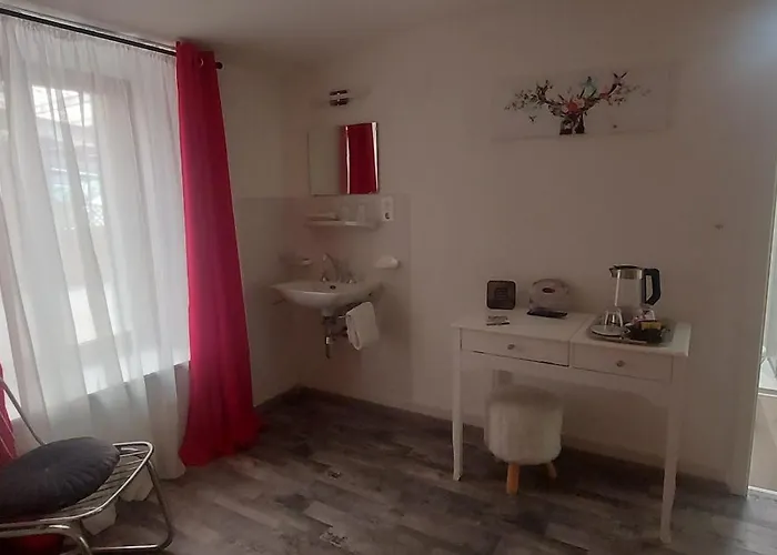 Les Touristes Hotel *