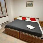 Les Touristes Hotel *