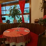 Les Touristes Hotel